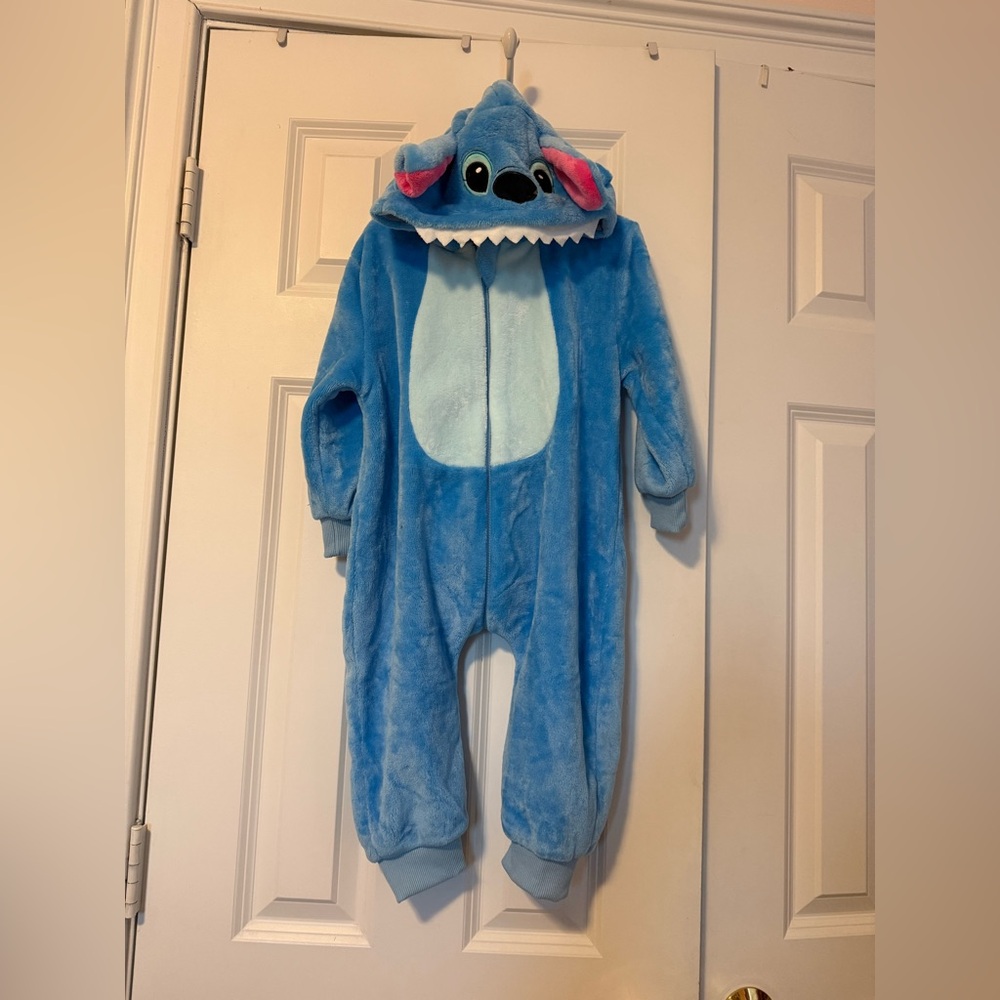 Stitch onesie pajama made of plush or fleece material size 100 3t to 4t EUC
